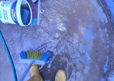 Apartman su deposu temizliği sırasında Depodez personeli çalışıyor.